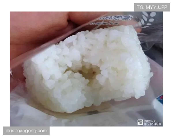 大阪刚赢完比赛就跑去便利店买饭团，这反差谁懂啊