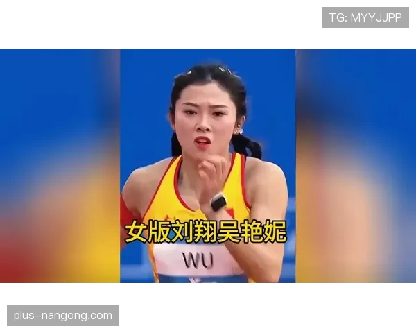 看到吴艳妮的私服照瞬间分裂：地铁妹笑容＋手腕那只表，真实感被打碎了